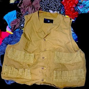 Red head blue bill vest